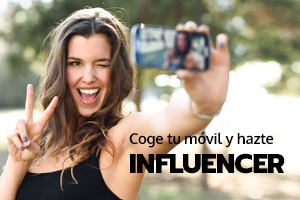 Influencer se hace un selfie para subir a redes sociales